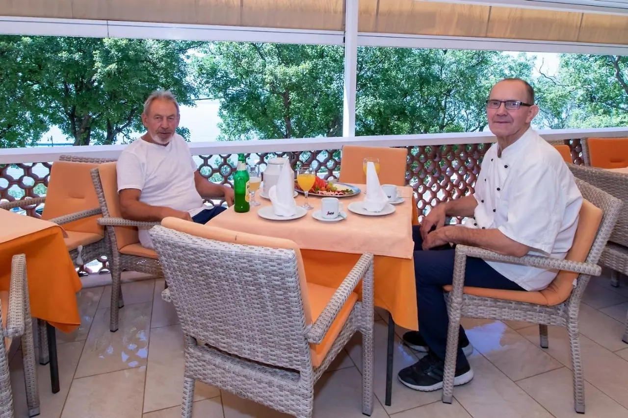 بوفايل Rooms And Restaurant Danica 0*,