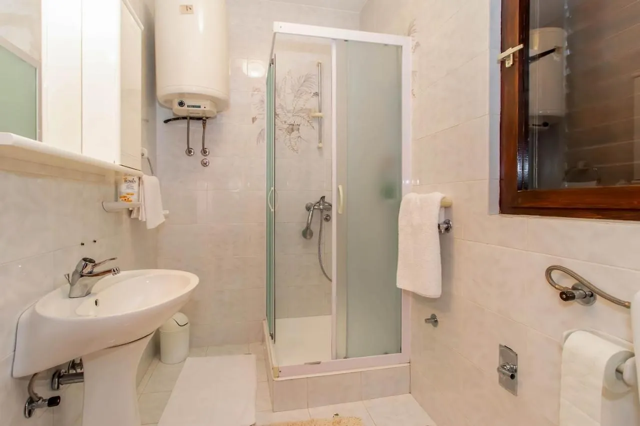Rooms And Restaurant Danica Povile Croazia